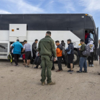 Texas anuncia que ha enviado a más de 100,000 migrantes en autobuses a ciudades demócratas