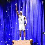 Los Lakers de Los Angeles revelan la estatua de Kobe Bryant