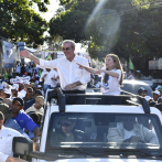 Con miras a elecciones municipales Abinader y Carolina se movilizan en la capital