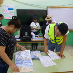 Falta de credenciales de delegados políticos retrasa verificar valijas en colegios electorales del DN