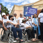 Bioanalistas pensionadas y jubiladas protestan frente al Palacio Nacional