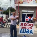 Doctor Demetrio Wazar Gómez se baña en una calle de Ocoa en reclamo de servicio de agua