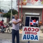 Doctor Demetrio Wazar Gómez se baña en una calle de Ocoa en reclamo de servicio de agua