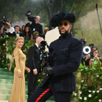 Bad Bunny, JLo, Chris Hemsworth y Elsa Pataky abren la alfombra verde de la Met Gala