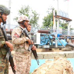Militares con armas automáticas protegen electrobombas en el canal La Vigía