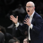 Dan Hurley rechaza oferta de Lakers y seguirá al mando de UConn en la NCAA