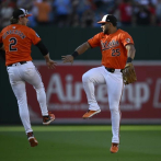 Santander y Rodríguez conducen a los Orioles a derrotar a los Filis de Filadelfia