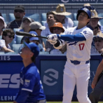 Ohtani da 2 cuadrangulares y los Dodgers blanquean a Kansas City