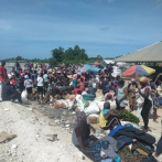 Un fluido intercambio entre vendedores y compradores este viernes en el mercado binacional en Pedernales