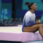 Simone Biles también se cae; el oro fue para la italiana Alice D'Amato