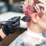 Mujer de 61 años empieza a ver borroso tras teñirse el pelo con un tinte con aminas aromáticas