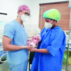 Por fe en Dios: Dio a luz a un bebé que comprometía su salud