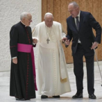 El Papa tropieza tras romperse su bastón al entrar a la audiencia del Jubileo en el Vaticano