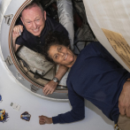 Astronautas que estuvieron varados por más de nueve meses en el espacio, regresan a la Tierra