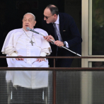 El papa reaparece luego de 38 días ingresado y saluda desde el hospital