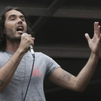 El comediante Russell Brand es acusado de agredir sexualmente a cuatro mujeres entre 1999 y 2005