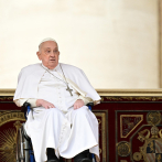 Tras el primer año de la muerte del papa Francisco, peregrinos continúan visitando su tumbar