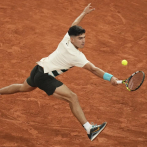 Carlos Alcaraz canta a los fanáticos del Roland Garros tras ganar en segunda ronda