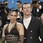 Dua Lipa se compromete con el actor Callum Turner