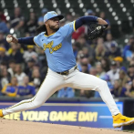 Freddy Peralta en gran apertura y los Cerveceros superan a los Cardenales