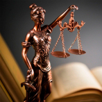 Médico acusado de asesinar a 15 pacientes en Berlín guardia silencio al inicio del juicio