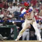 Filis vence a Boston por interferencia del receptor en la décima entrada