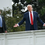 Donald Trump bromea con instalar 