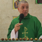 No muchachos con pajones, no muchachos con cejas tajeadas, sacerdote advierte a estudiantes y padres