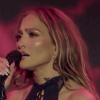 Jennifer López descubre un insecto subiendo por su cuello mientras cantaba durante un concierto