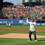 El ministro Kelvin Cruz lanza primera bola del partido Seattle-Mets