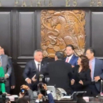 Senadores en México se van a los golpes por un turno a la palabra