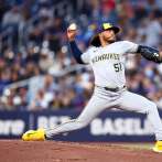 Freddy Peralta lanza seis en blanco y es el primero en llegar a 16 victorias