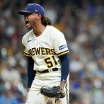 Freddy Peralta llegó a 29 entradas sin permitir carreras; Filis vencen a Cerveceros