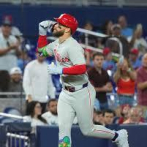 Bryce Harper jonronea y los Filis vuelven a triunfar