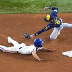 Burger, con un par de vuelacercas, da a Rangers victoria y barrida de 3 juegos ante los Cerveceros