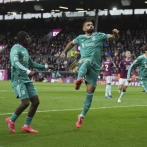 Mohamed Salah preserva el inicio perfecto del Liverpool tras anotar un penal tardío