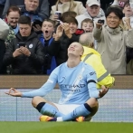 Manchester City humilla por 3-0 al Manchester United y Liverpool vuelve a la cima de la Liga Premier