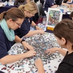 Campeonato mundial de puzles abre con récord de más 40.000 piezas en 25 minutos