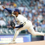 Freddy Peralta lanza en grande y logra su victoria 17