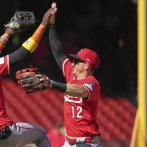 Spencer Steer batea cuadrangular y Rojos vencen a Cardenales en juego decisivo de su serie