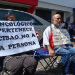 Un pastor evangélico se encadena frente al Oncológico del Cibao, en medio de protestas