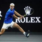 Carlos Alcaraz supera susto por una lesión de tobillo y avanza en el Abierto de Japón