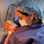 Martha Heredia llora al cargar a su hijo por primera vez, 9 días después de su nacimiento