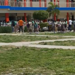 Continúan ingresados dos estudiantes de liceo de Barahona tras inhalar sustancia desconocida