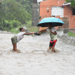 Tormenta Melissa: Familias atrapadas y vías intransitables por inundaciones en Baní