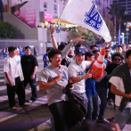 Con luces y fuegos artificiales, fanáticos de los Dodgers festejan el primer bicampeoanto del equipo
