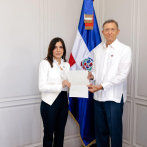 Embajadora Leah Campos presenta copias de estilo al canciller Roberto Álvarez