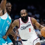 Harden anota 55 puntos, con 10 lances de tres, y Clippers vencen a Hornets en la NBA