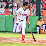 Denzer Guzmán hizo 100 tryouts empujado por su abuelo y sus tíos para llegar a Grandes Ligas