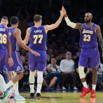 Luka y LeBron llevan a Lakers a victoria sobre Clippers para ganar su grupo en la Copa NBA